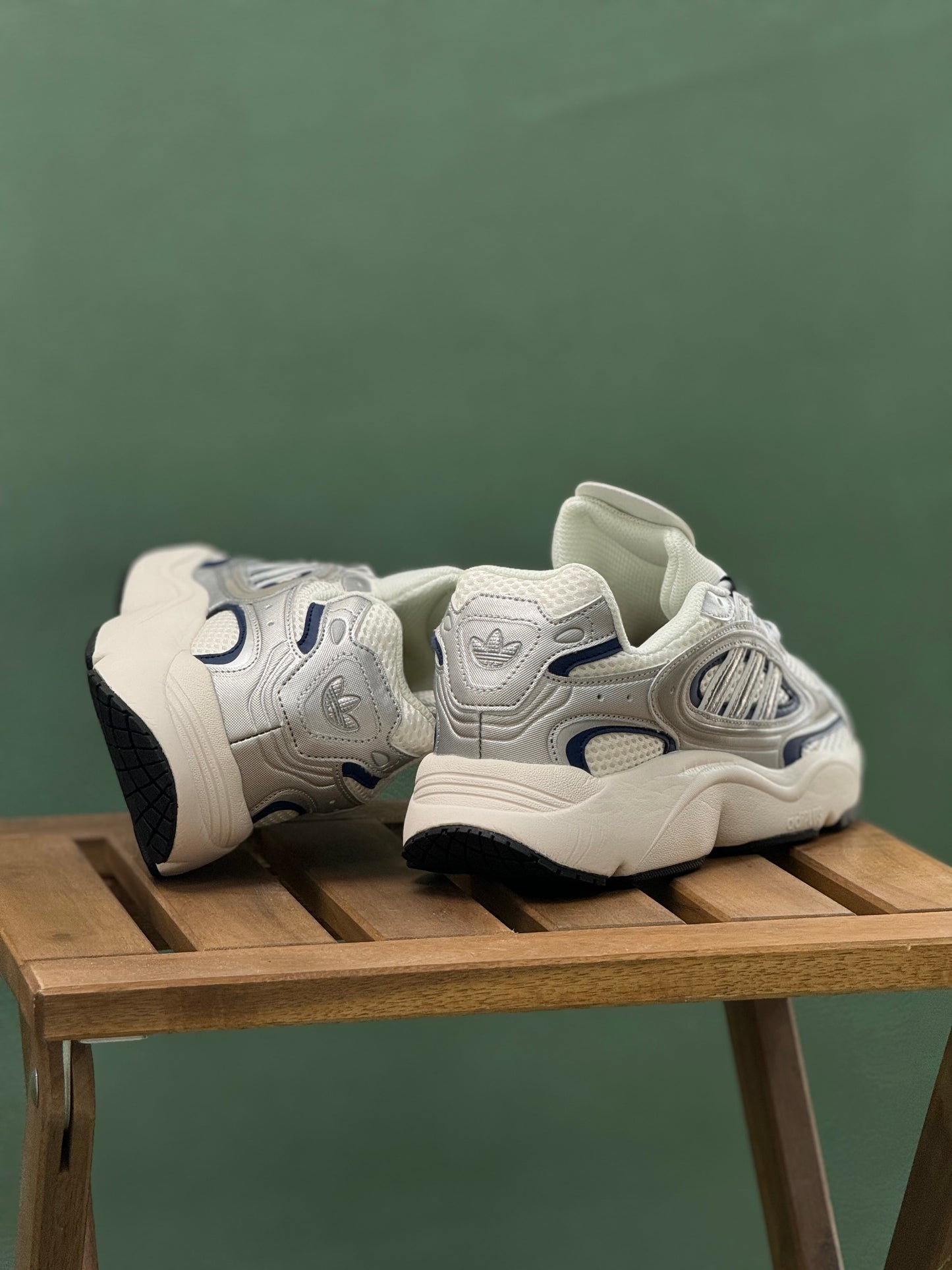Adidas Ozmillen
Cloud White Core Black Tech Indig