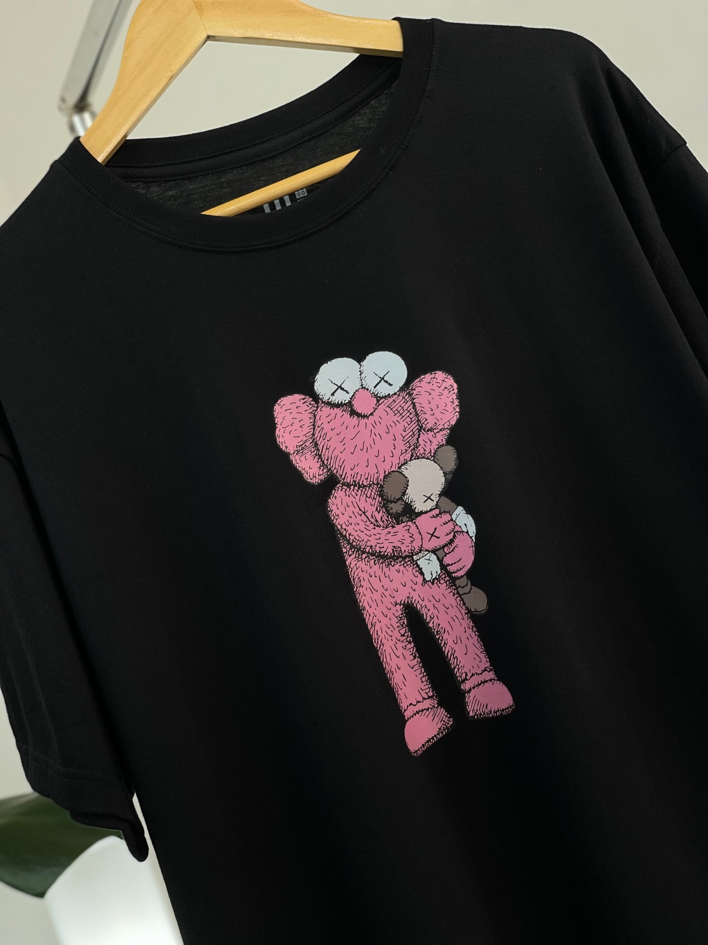 Camiseta Kaws UTMOS Hug