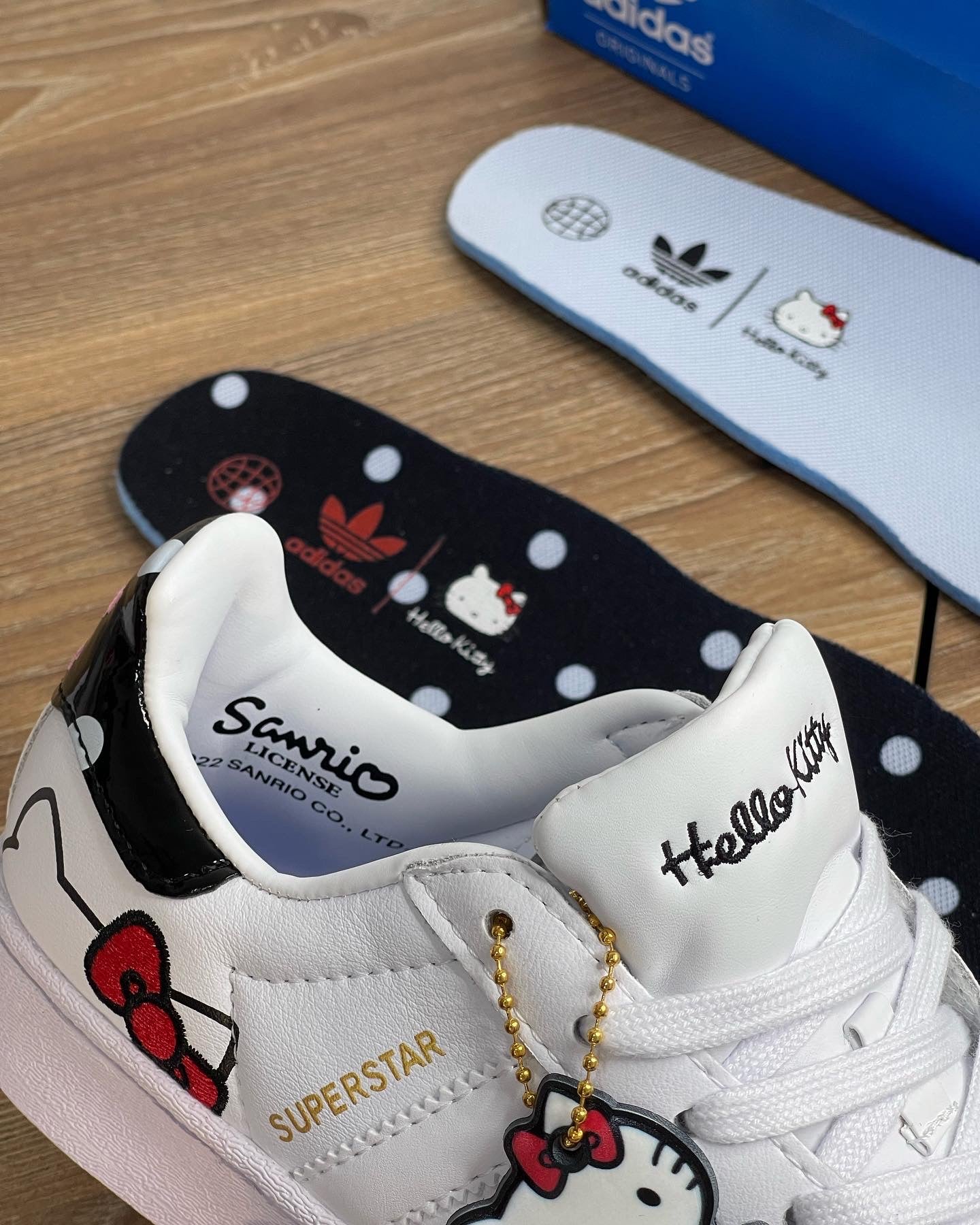 Adidas Super Star Hello Kitty