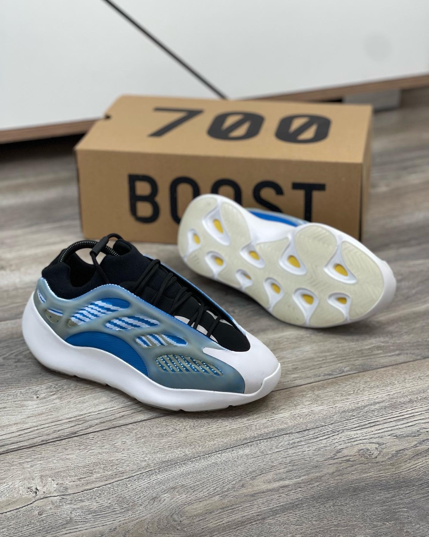 Adidas Yeezy 700V2 Alzareth